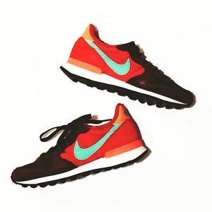 Nike Internationalist in Mint/Maroon/Orange